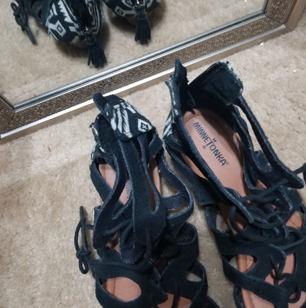 Minnetonka size 11 black Sandals